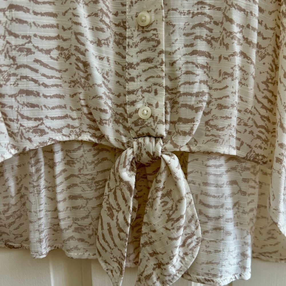 Nine West Size Medium Beige Patterned Button-Down… - image 3